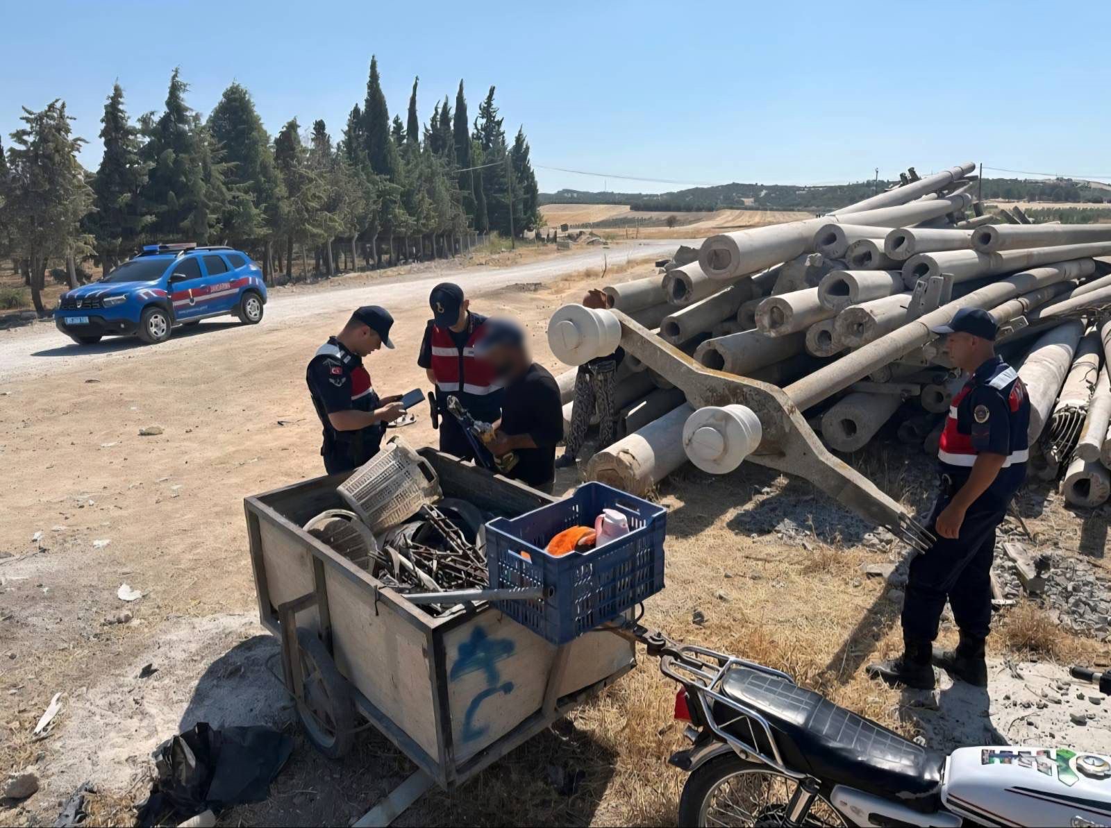 Manisa’nın Saruhanlı ilçesinde devriye gezen jandarma ekipleri, elektrik direklerindeki demirleri