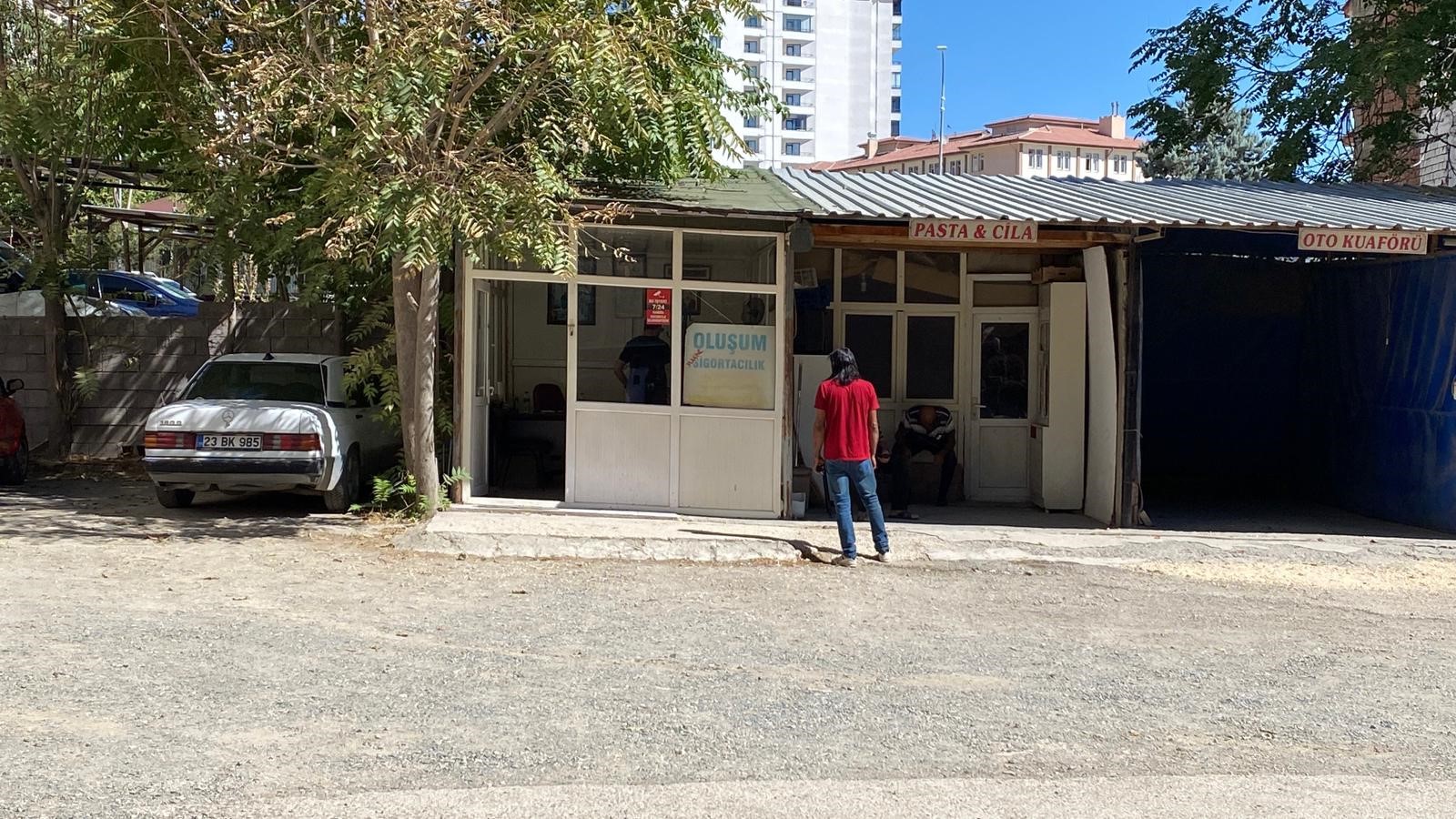 Bir otoparka düzenlenen pompalı tüfekli saldırıda, temizlik görevlisi İ.Ç. bacağından