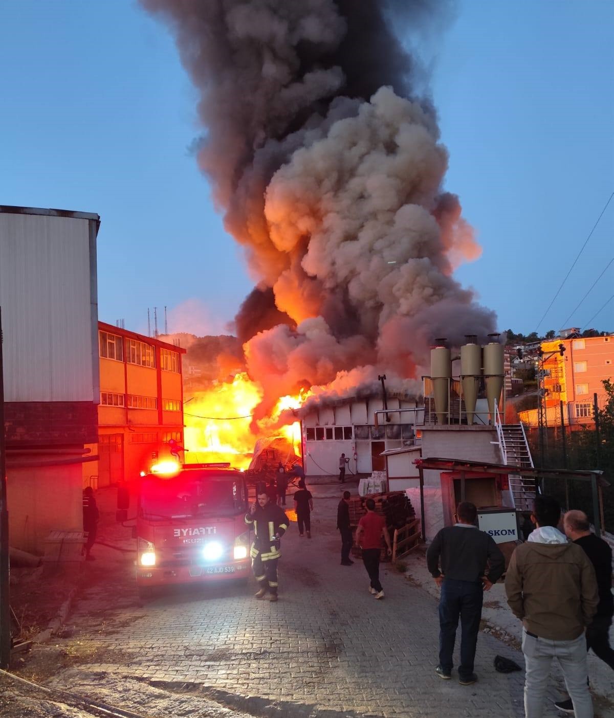 Bir silah fabrikasında çıkan yangın paniğe neden oldu. Kundak atölyesi