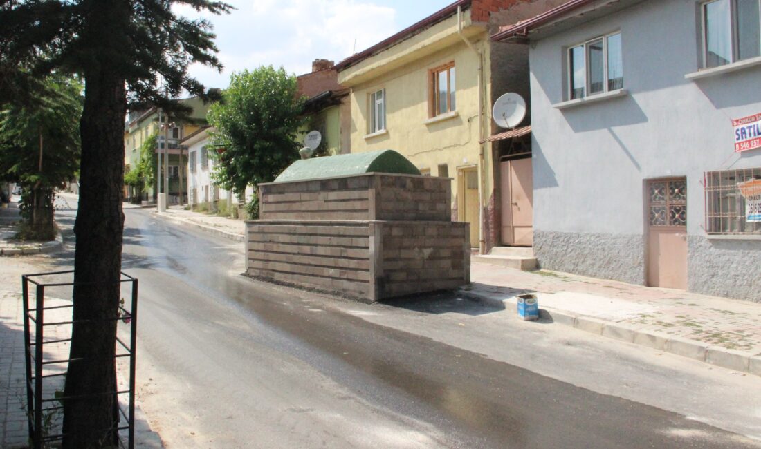 Afyonkarahisar’da Yol Ortasında 63 Yıllık Tarihi ‘Askeri Baba’ Türbesi ve