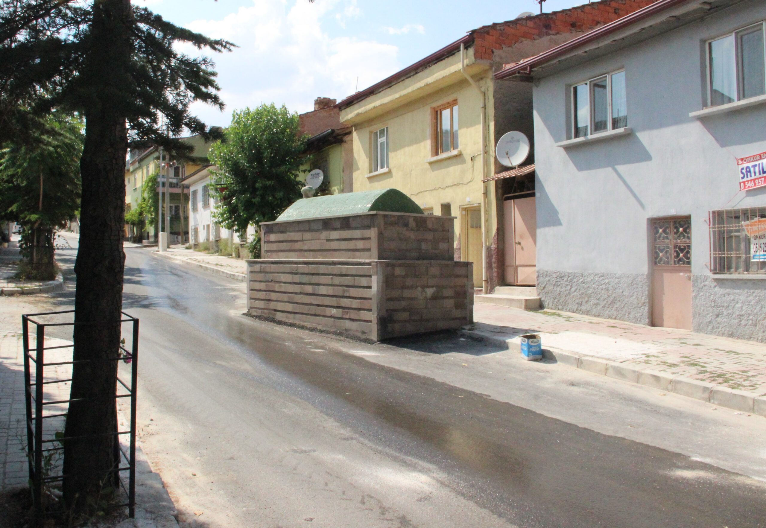 Afyonkarahisar’da Yol Ortasında 63 Yıllık Tarihi ‘Askeri Baba’ Türbesi ve