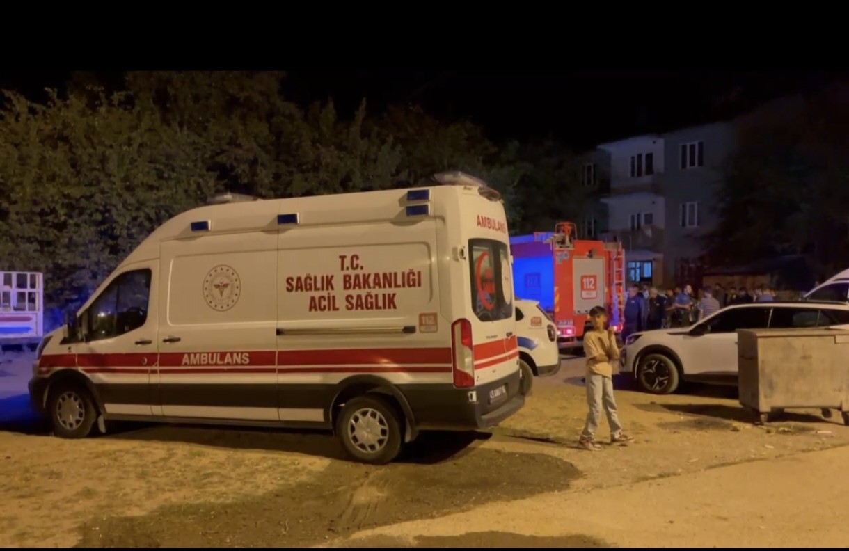 Muş’un Yeşilyurt Mahallesi’nde gece saatlerinde çıkan yangın, 71 yaşındaki yatalak