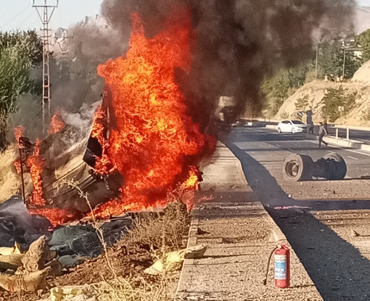 Malatya'nın Darende ilçesinde, Malatya-Ankara karayolu üzerinde, freni boşalan bir tırın