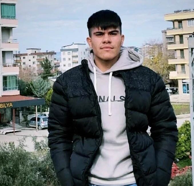 Tarlaya giderken kullandığı traktörün devrilmesi sonucu 22 yaşındaki Oktay Belikırık