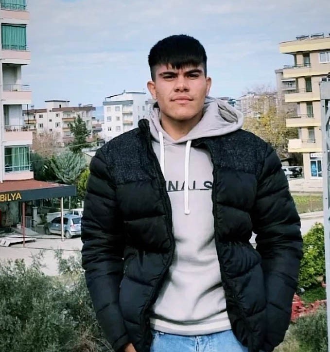 Tarlaya giderken kullandığı traktörün devrilmesi sonucu 22 yaşındaki Oktay Belikırık