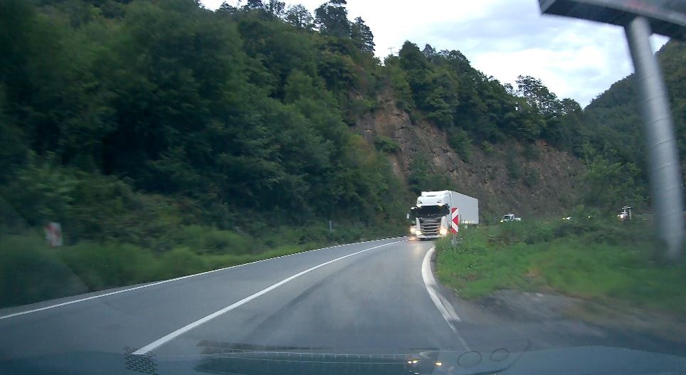 Artvin-Hopa Karayolu’nda hatalı sollama yaparak faciaya yol açmaktan son anda