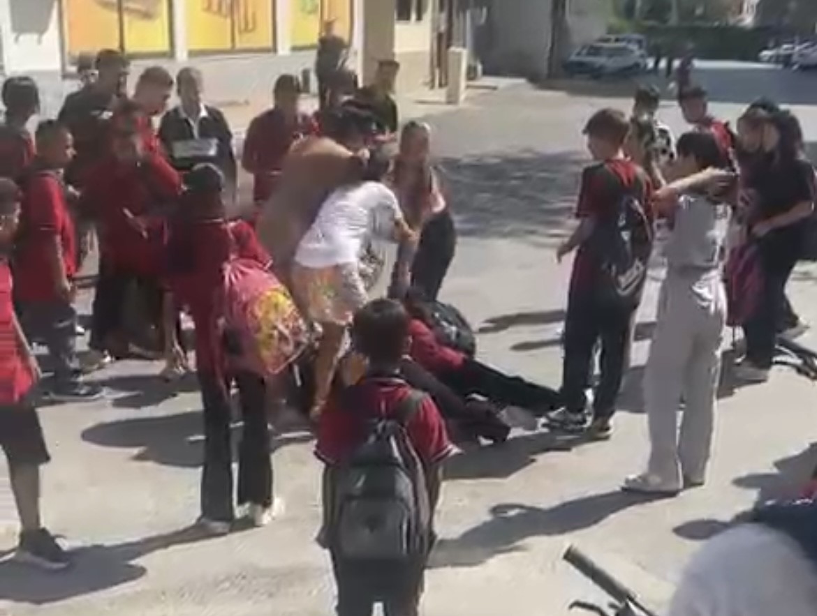 İzmir’de 12 yaşındaki B.T., okul çıkışı akran zorbalığına uğrayarak bir