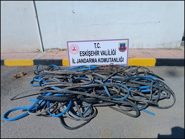 Tarım Arazilerinden 600 Bin TL’lik Elektrik Kablosu Çalan 2 Kişi Tutuklandı Jandarma ekiplerinin operasyonuyla, tarım arazilerinden toplam 800 metre uzunluğunda ve