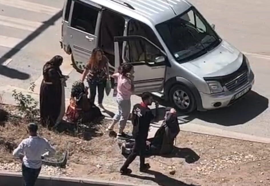 Freni Patlayan Çekici 6 Araca Çarparak Durabildi Hakkari’nin Dağgöl Mahallesi’nde freni boşalan bir çekici, yokuş aşağı inerken