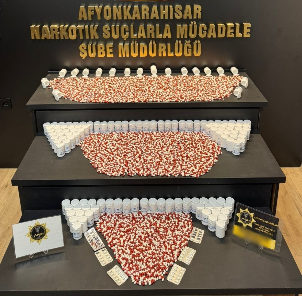 Afyonkarahisar'da polis ekiplerince gerçekleştirilen kapsamlı bir narkotik operasyonunda, bir adrese