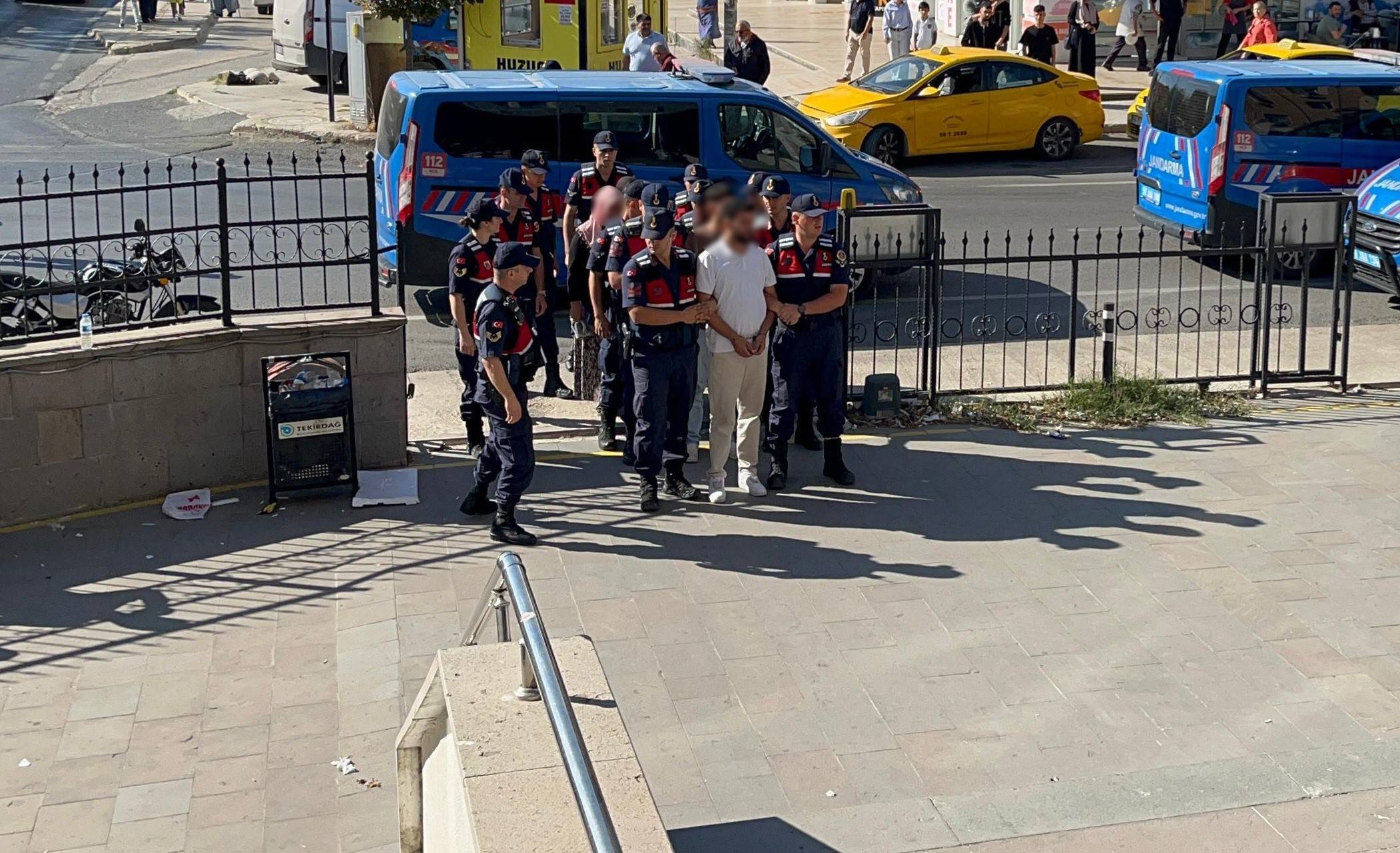 Tekirdağ'ın Çerkezköy ilçesinde, boş arazideki bir barakada silahla vurulmuş halde