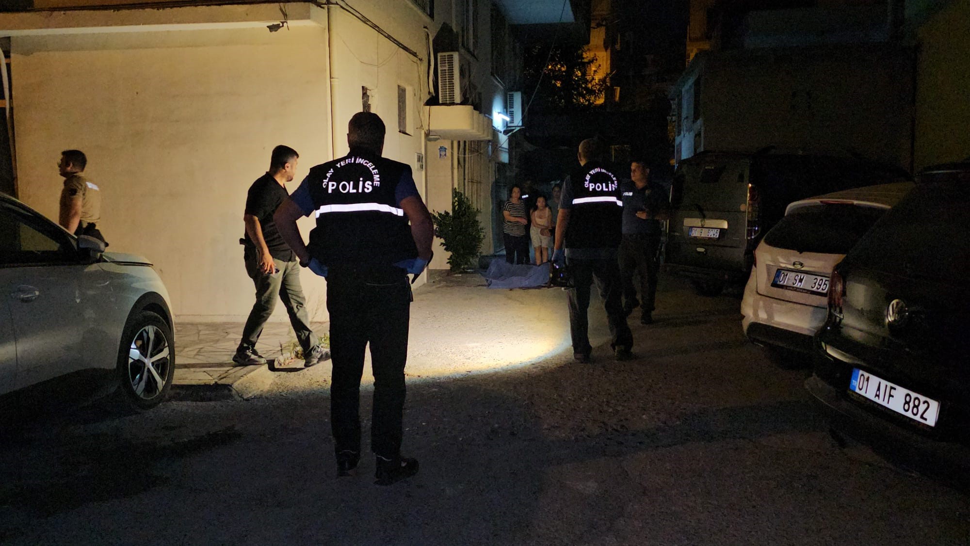 Adana’da evinin önünde silahlı saldırıya uğrayan bir kişi hayatını kaybetti.