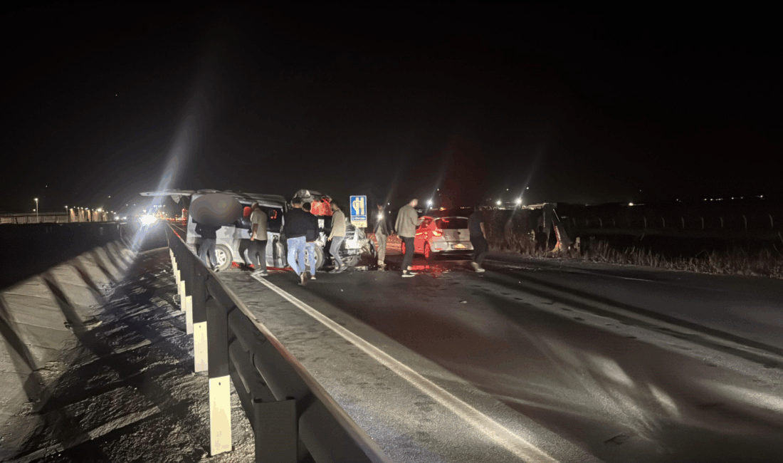 Afyonkarahisar'da meydana gelen trafik kazasında iş makinesi ile çarpışan minibüsün
