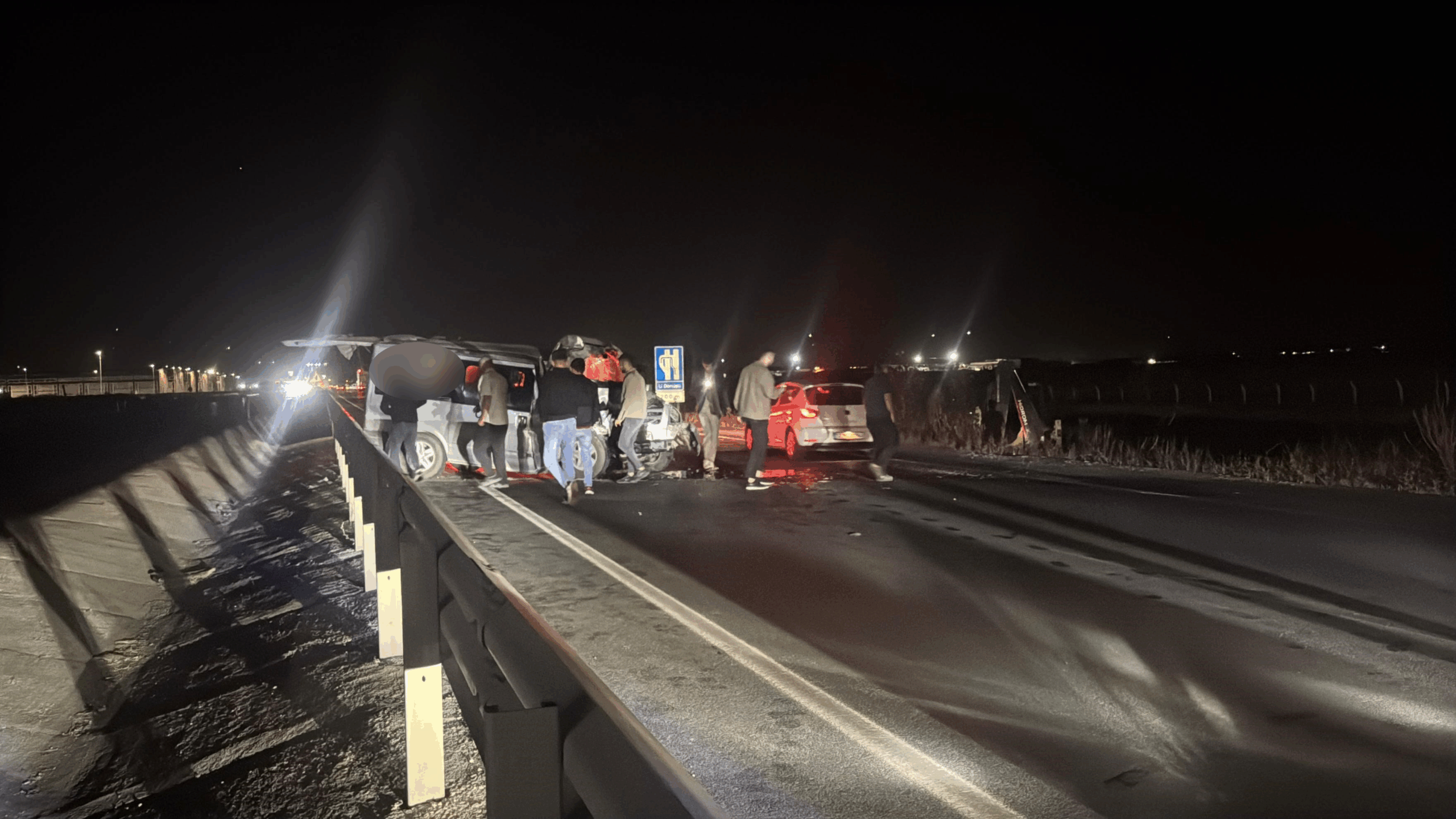Afyonkarahisar'da meydana gelen trafik kazasında iş makinesi ile çarpışan minibüsün