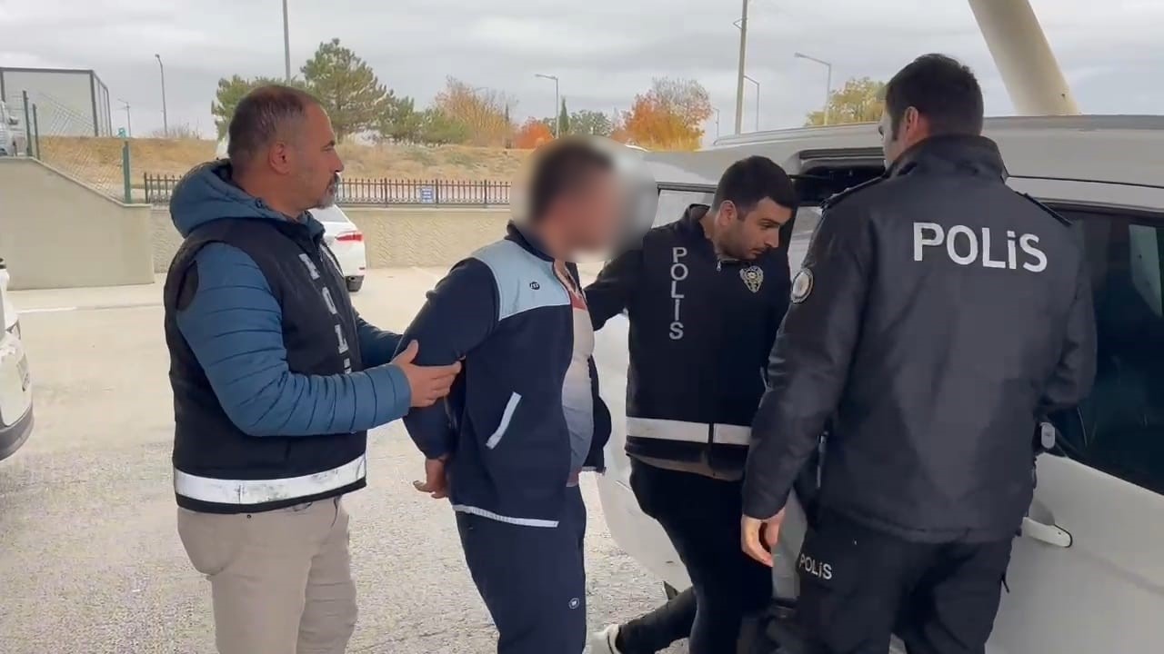 Tekirdağ’ın Muratlı ilçesinde, anne ve babasını bıçaklayarak öldüren, amcası, yengesi