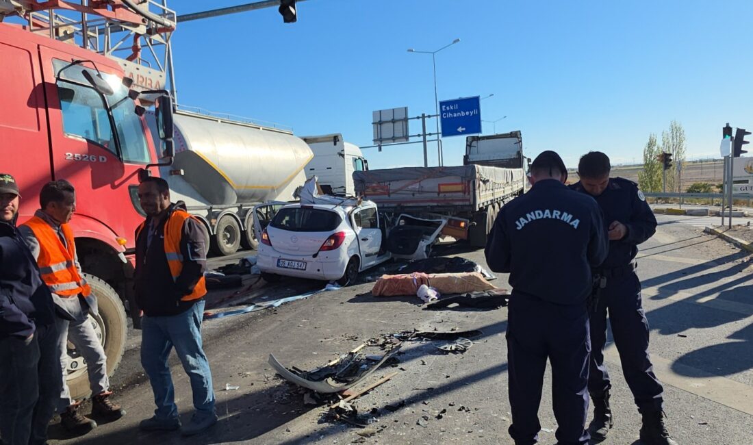 Aksaray-Konya kara yolu Eşmekaya beldesi kavşağında meydana gelen kazada, kırmızı