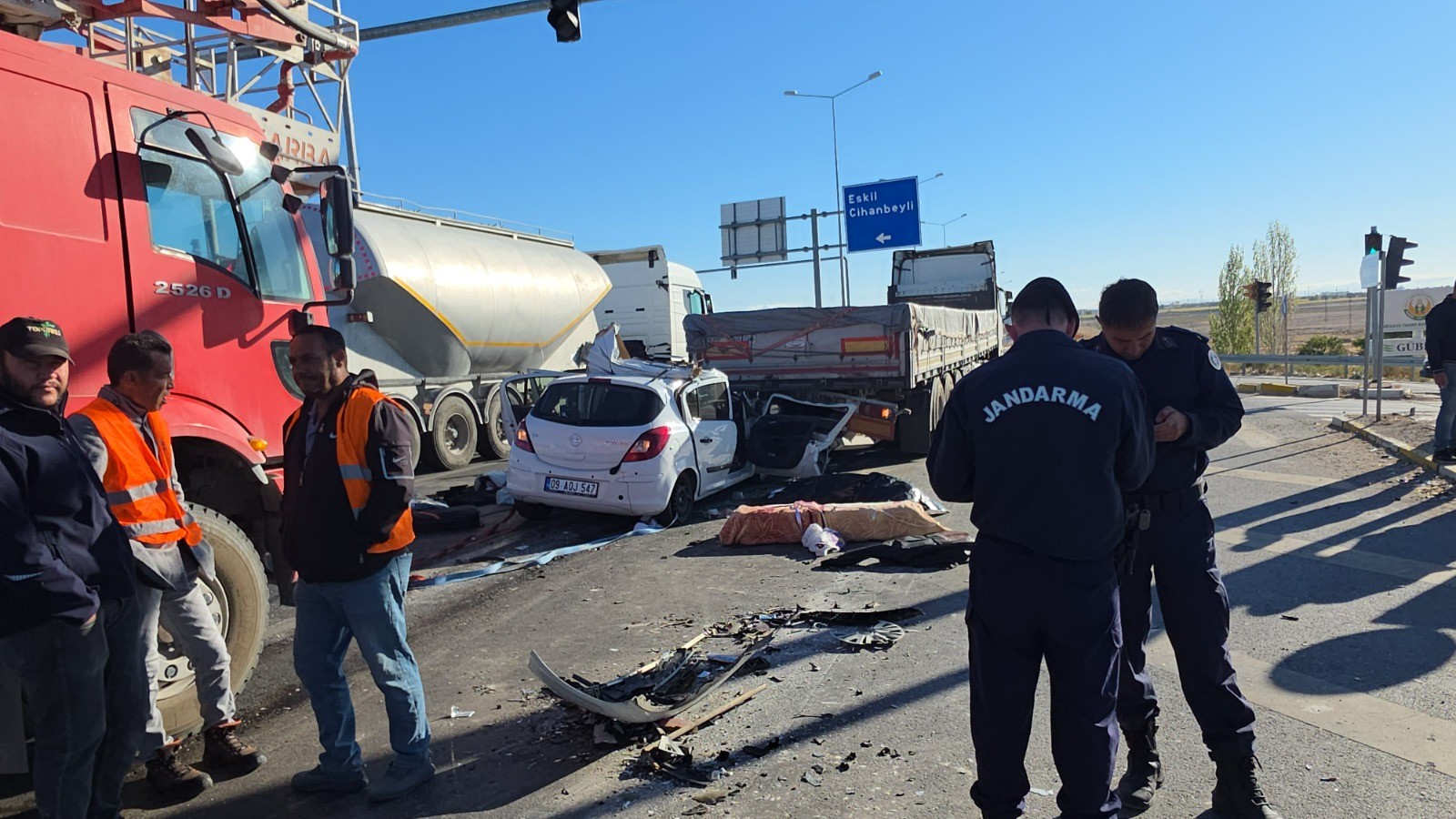 Aksaray-Konya kara yolu Eşmekaya beldesi kavşağında meydana gelen kazada, kırmızı