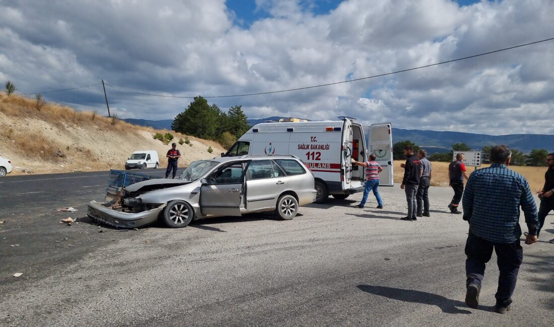 Trafik Kazası Kütahya'nın Domaniç ilçesinde meydana gelen trafik kazasında, traktör ile otomobilin