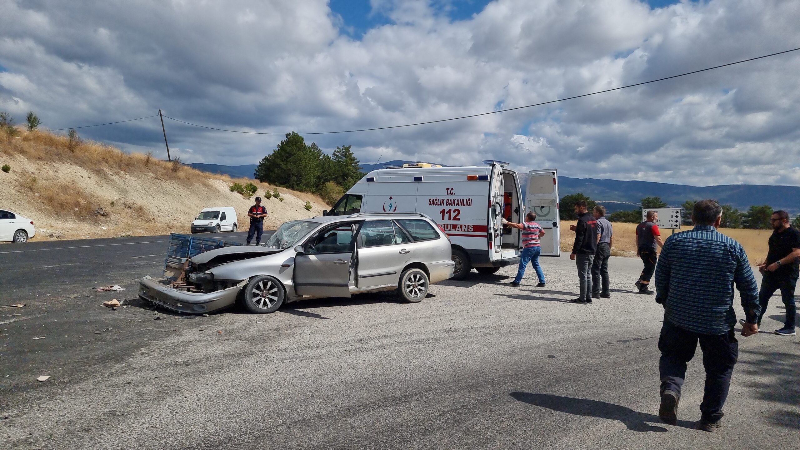 Kütahya'nın Domaniç ilçesinde meydana gelen trafik kazasında, traktör ile otomobilin