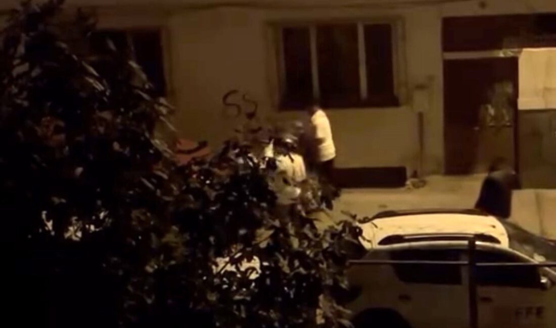 Gençler Arasında Sokak Ortasında Kavga: Yumruklar ve Tekmeler Havada Uçuştu Bir grup gencin sokak ortasında birbirine girmesi, mahalle sakinlerini ayağa