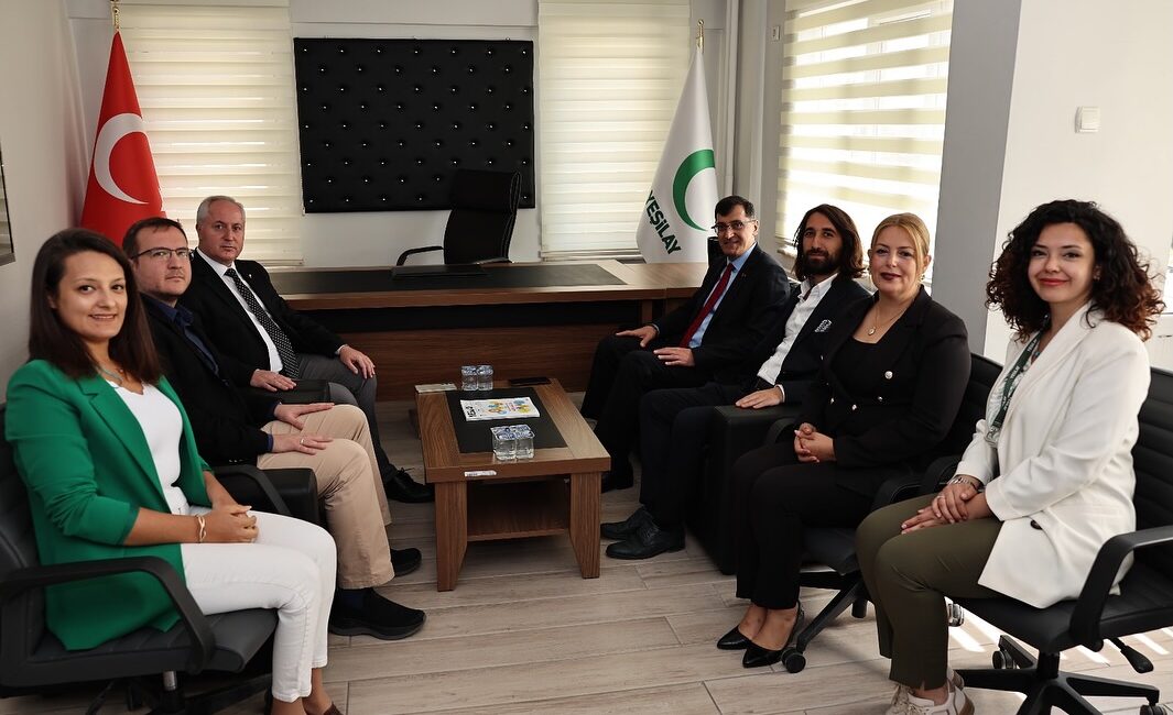 Belediye Başkanı Eyüp Kahveci, Yeşilay’ı ziyaret ederek hem üyelikle destek