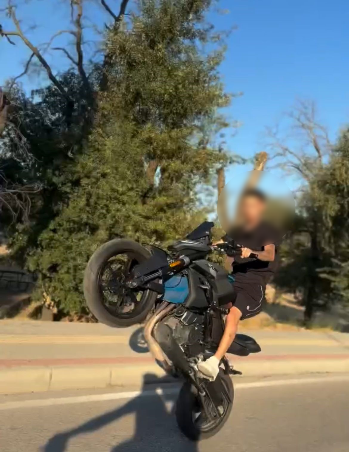 Plakasız motosikletiyle tek teker üzerinde ilerleyerek trafiği tehlikeye atan genç