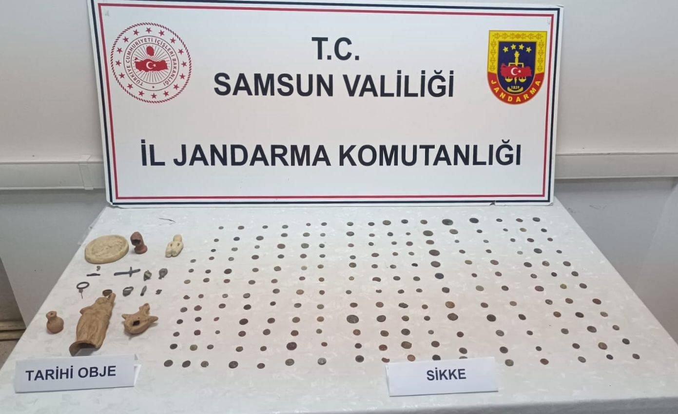 Yapılan operasyonda çeşitli dönemlere ait 201 sikke ve 17 tarihi