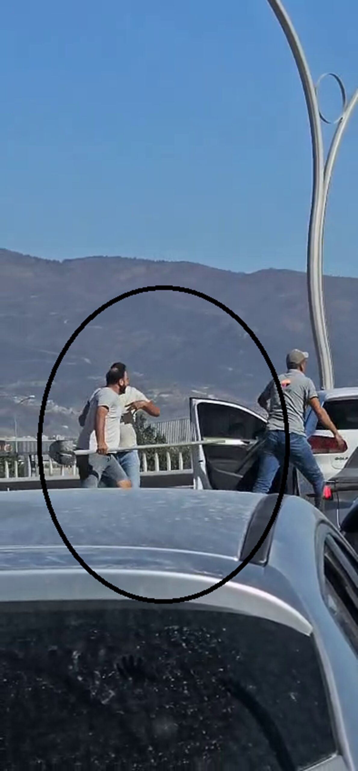 Trafikte yol verme tartışması kısa sürede kavgaya dönüştü. Araç sürücüsünün