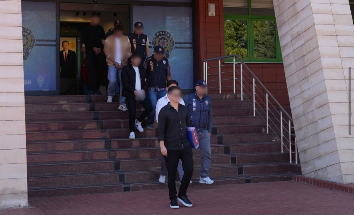 Isparta polisi, internet üzerinden müstehcen içerik paylaşan 4 şüpheliyi 3