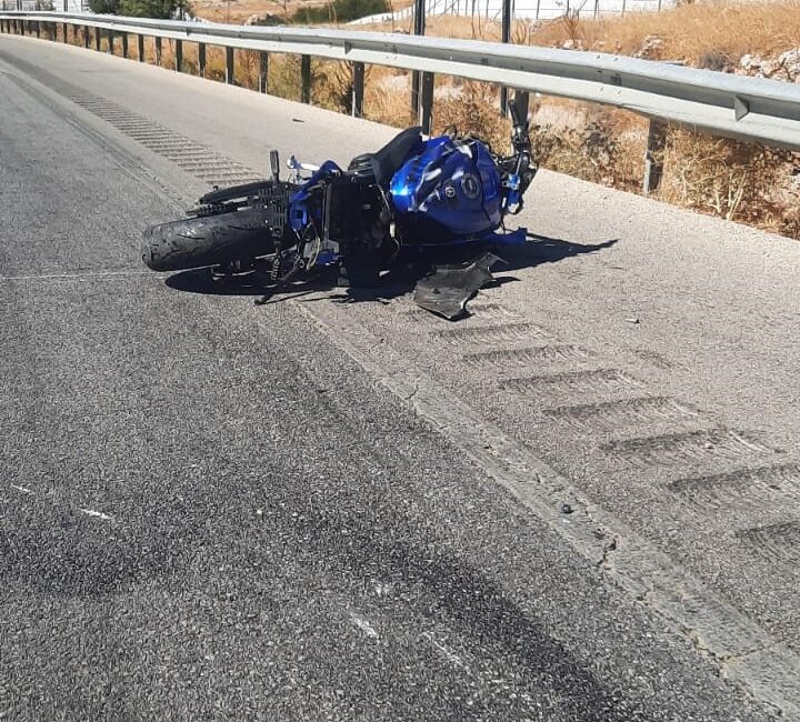 Afyonkarahisar’da Motosiklet Bariyerlere Çarptı: Sürücü Ağır Yaralı Afyonkarahisar’ın Dinar ilçesi girişinde, sürücüsünün kontrolünden çıkan motosiklet bariyerlere çarptı.