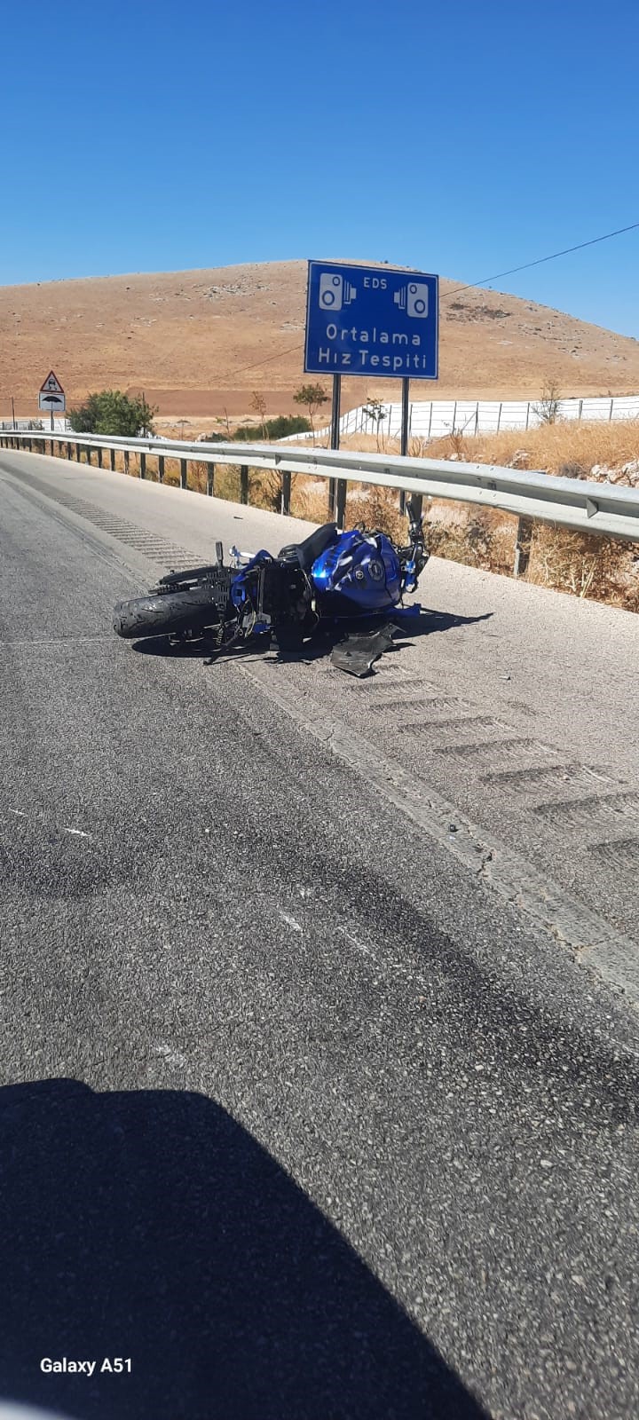 Afyonkarahisar’ın Dinar ilçesi girişinde, sürücüsünün kontrolünden çıkan motosiklet bariyerlere çarptı.