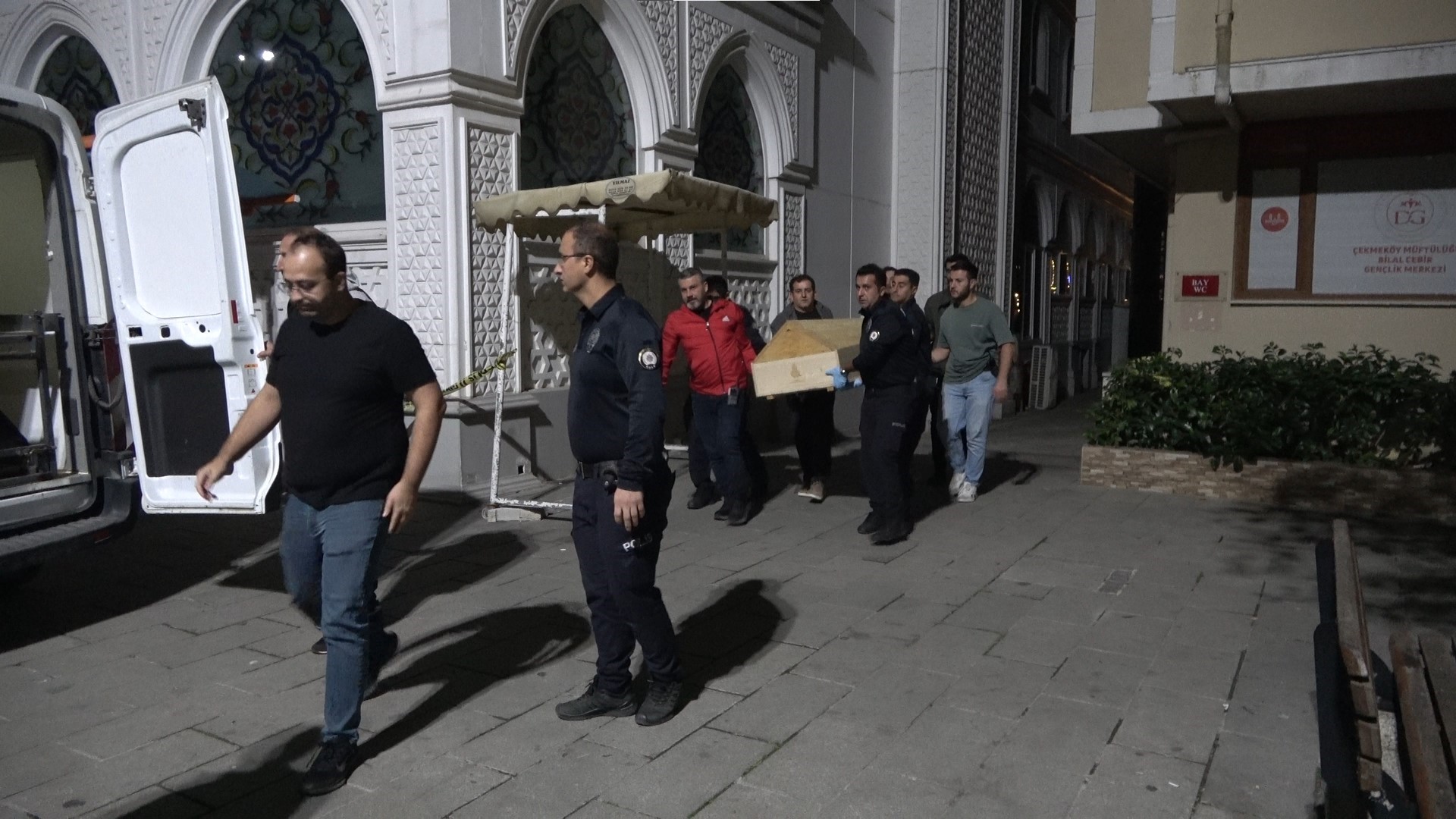 İstanbul Çekmeköy’de bulunan Merkez Camii’nin tuvaletinde, bir genç adamın cansız
