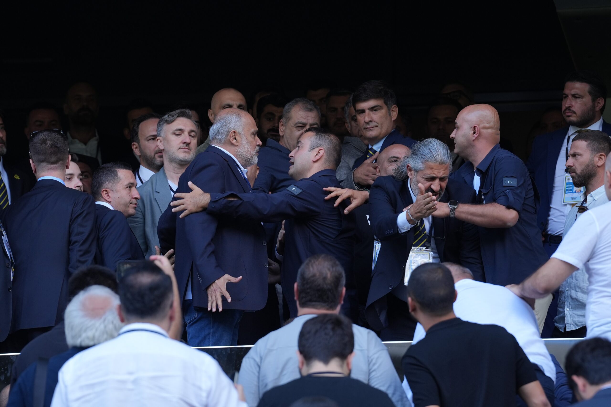 Fenerbahçe’nin olağanüstü seçimli genel kurul toplantısında denetim raporlarının ardından üyelerin