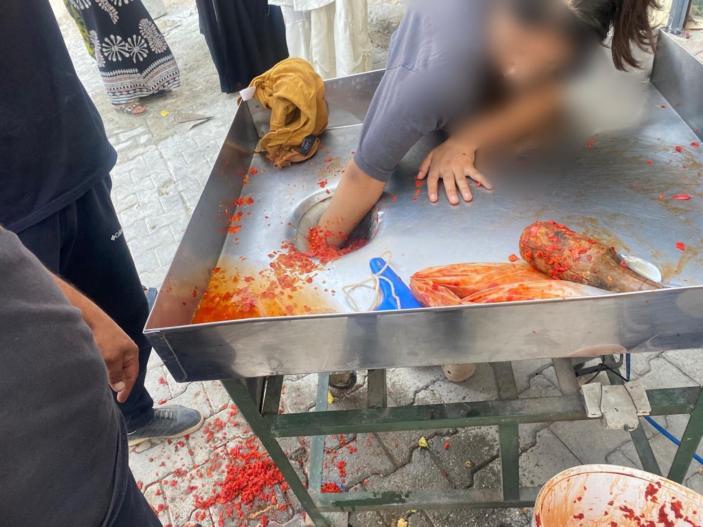 Salça hazırlığı sırasında elini makineye kaptıran 16 yaşındaki genç kız,