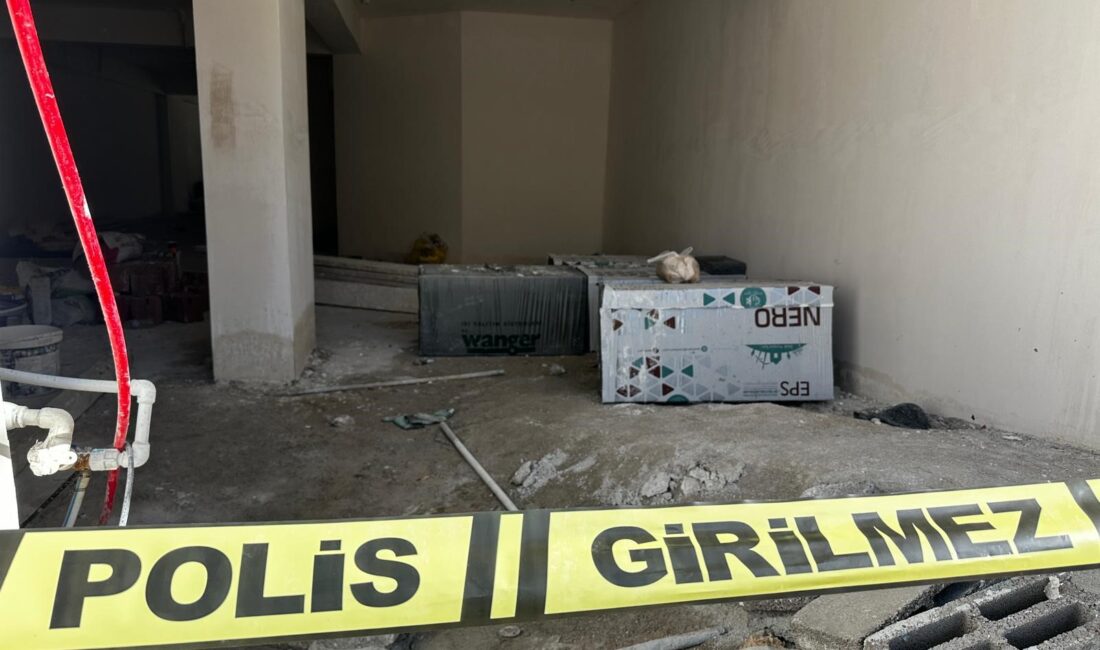 Uşak’ın Ünalan Mahallesi’nde bulunan bir inşaatta, dördüncü kattan düşen bir