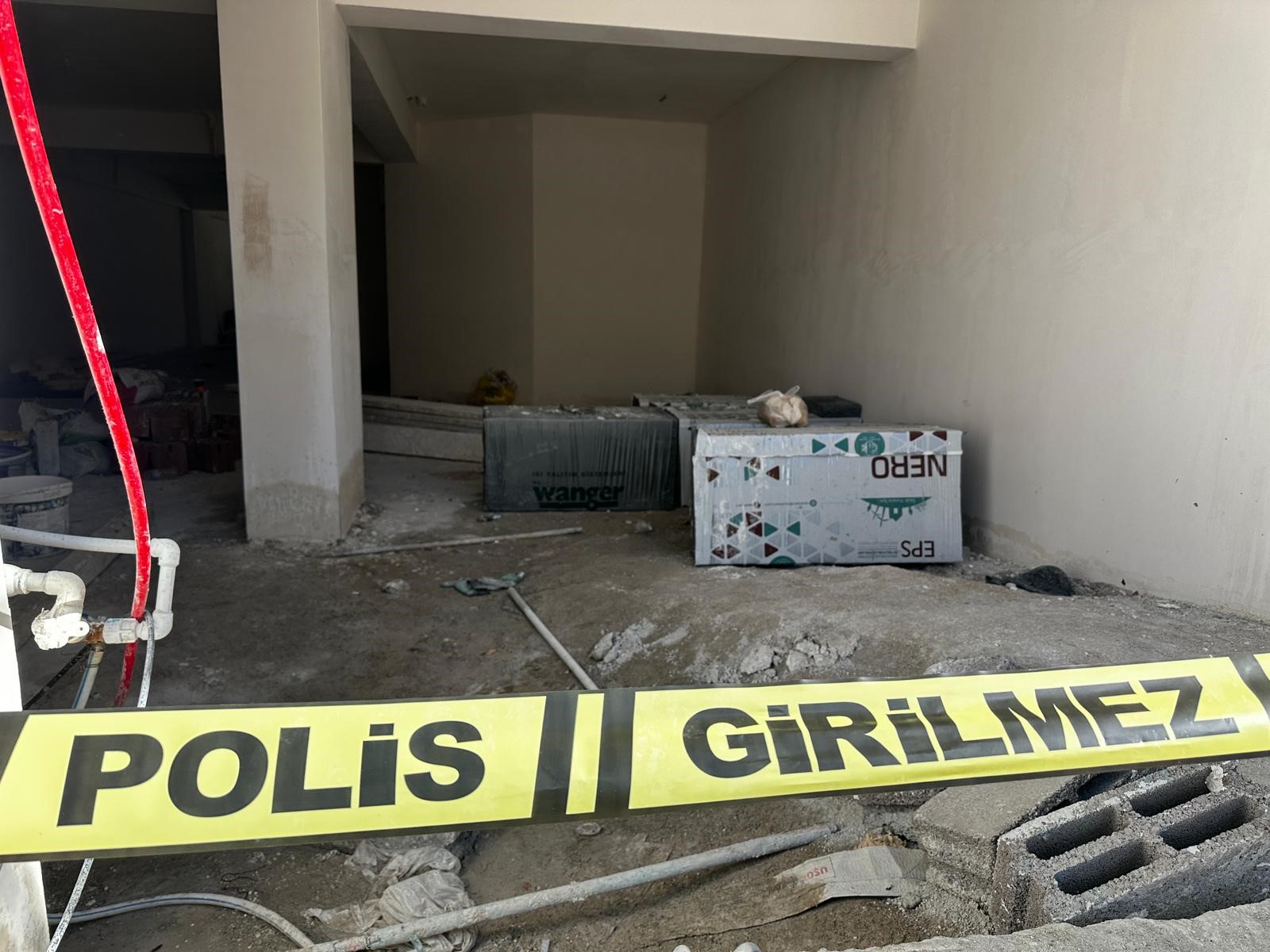 Uşak’ın Ünalan Mahallesi’nde bulunan bir inşaatta, dördüncü kattan düşen bir