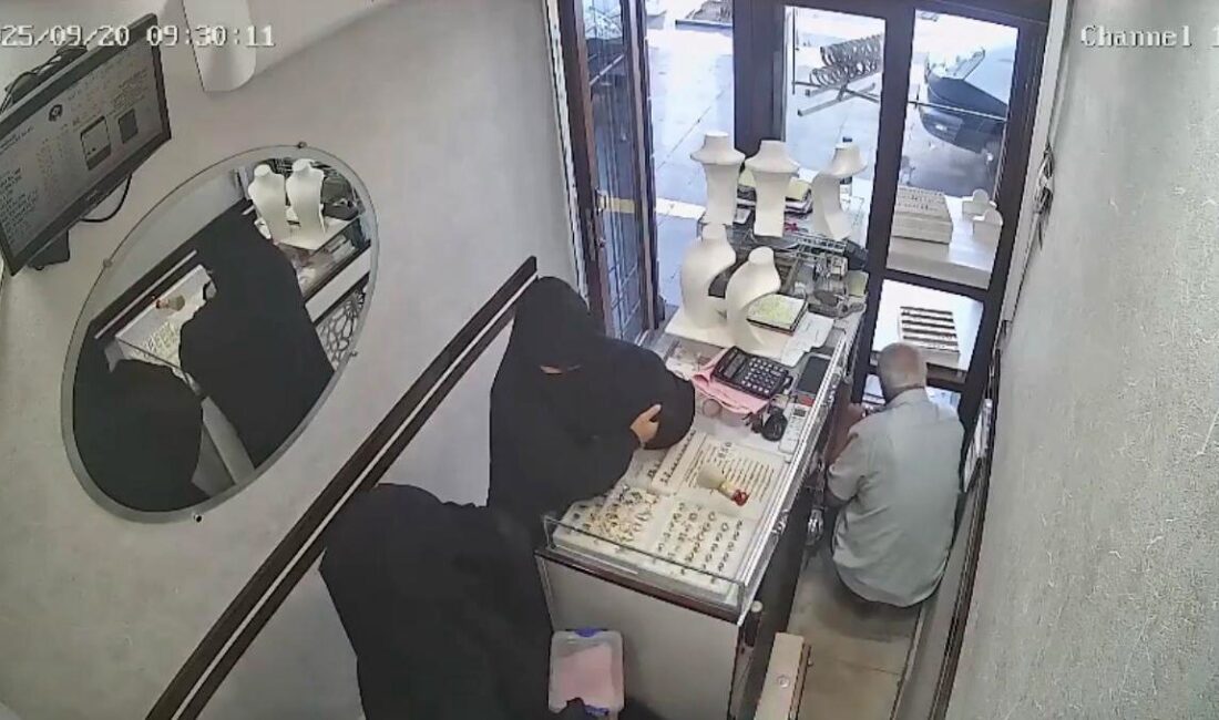 Kadın Hırsızlık Çetesi Kuyumcudan 2,5 Kilo Altın Çaldı Sabah saatlerinde kuyumcuya giren kadın hırsızlar, yaklaşık 2,5 kilogram altın
