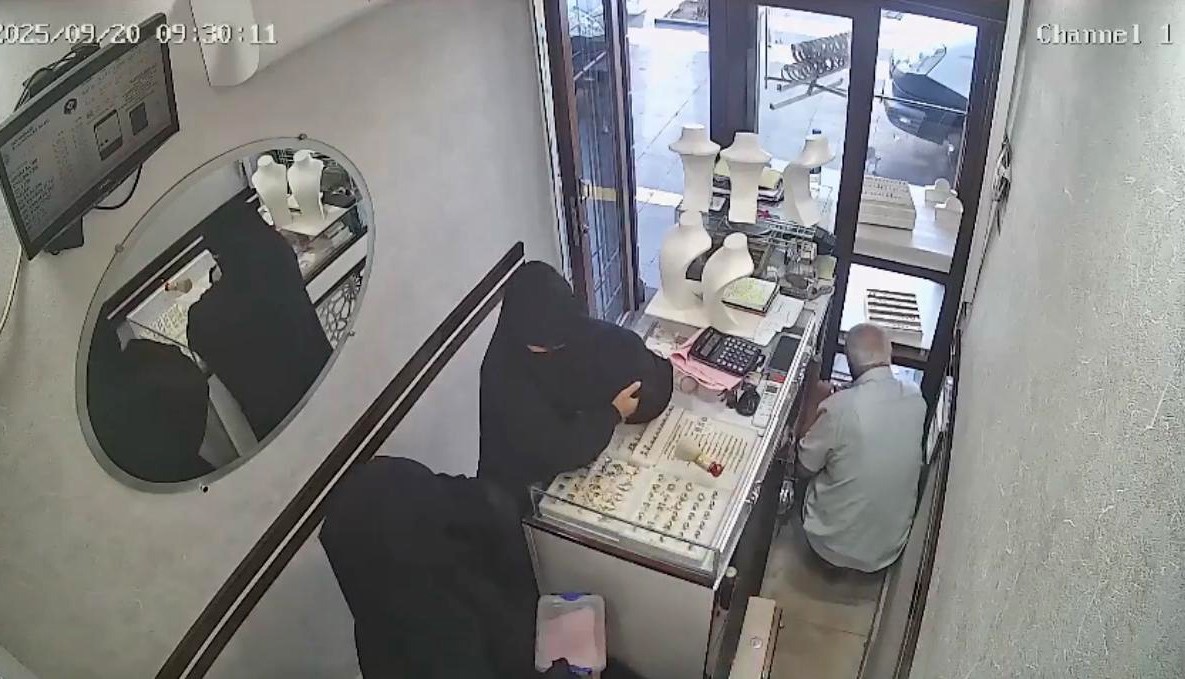 Sabah saatlerinde kuyumcuya giren kadın hırsızlar, yaklaşık 2,5 kilogram altın