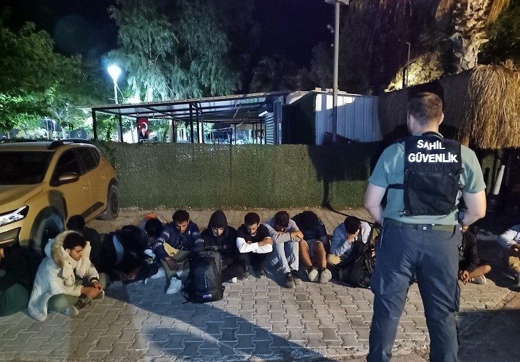 14 Düzensiz Göçmen Yakalandı Sahil Güvenlik ekipleri, kara üzerinde tespit ettikleri 14 düzensiz göçmeni