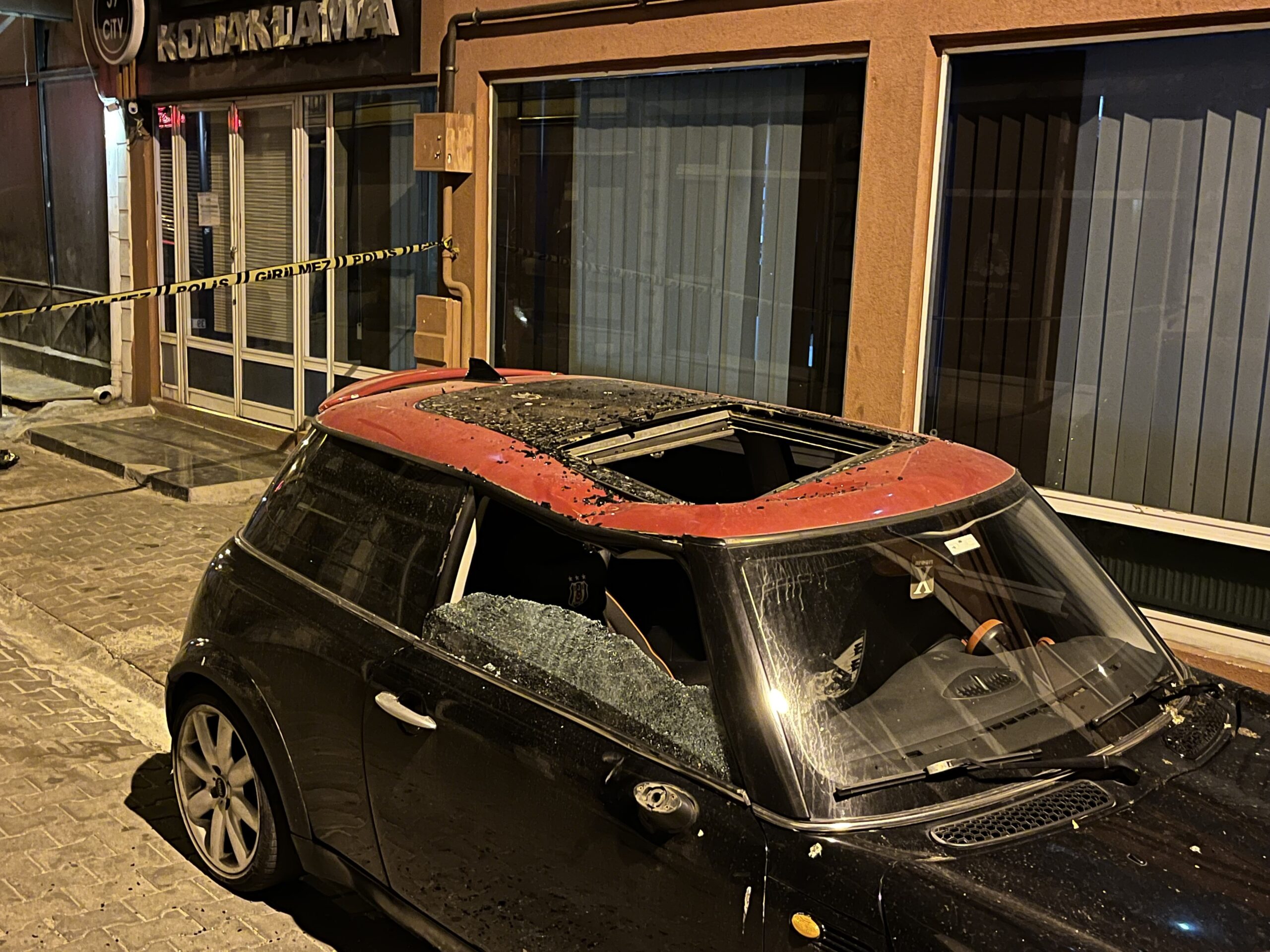 Gece yarısı yüksekten düşen bir genç, park halindeki otomobilin tavanına