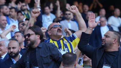 Fenerbahçe Başkanı Ali Koç ve yönetimi, genel kurulda yapılan oylamada