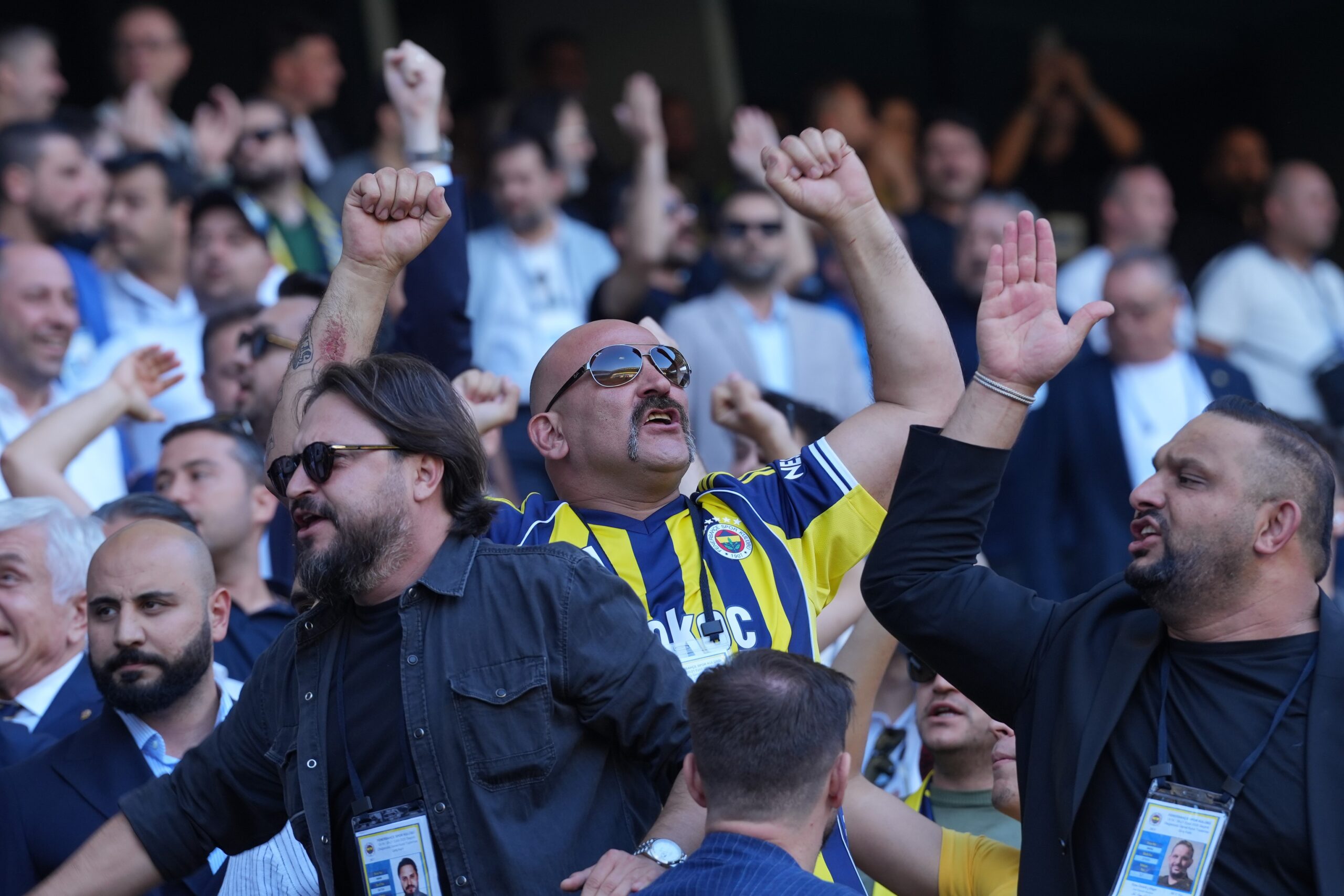 Fenerbahçe Başkanı Ali Koç ve yönetimi, genel kurulda yapılan oylamada
