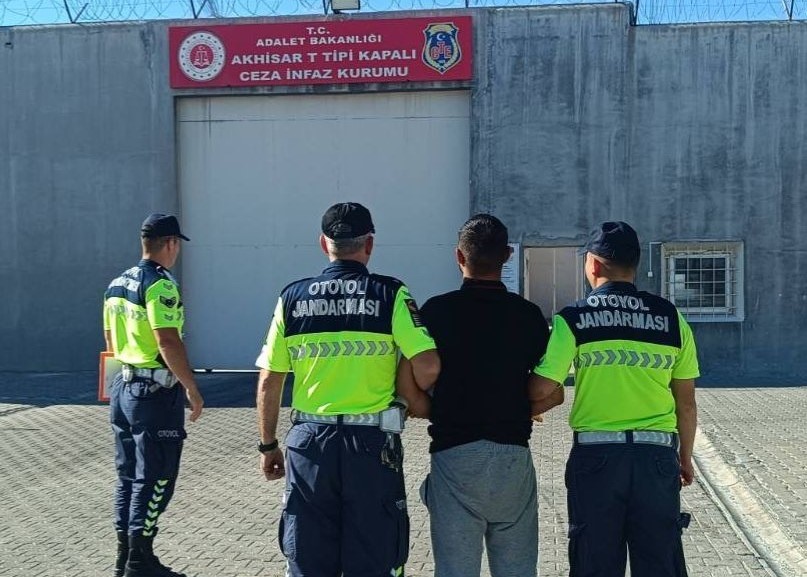 47 Suç Kaydı Bulunan Firari Yol Kontrolünde Yakalandı Jandarma ekiplerinin Soma gişelerinde gerçekleştirdiği uygulamada, sahte kimlik taşıyan ve