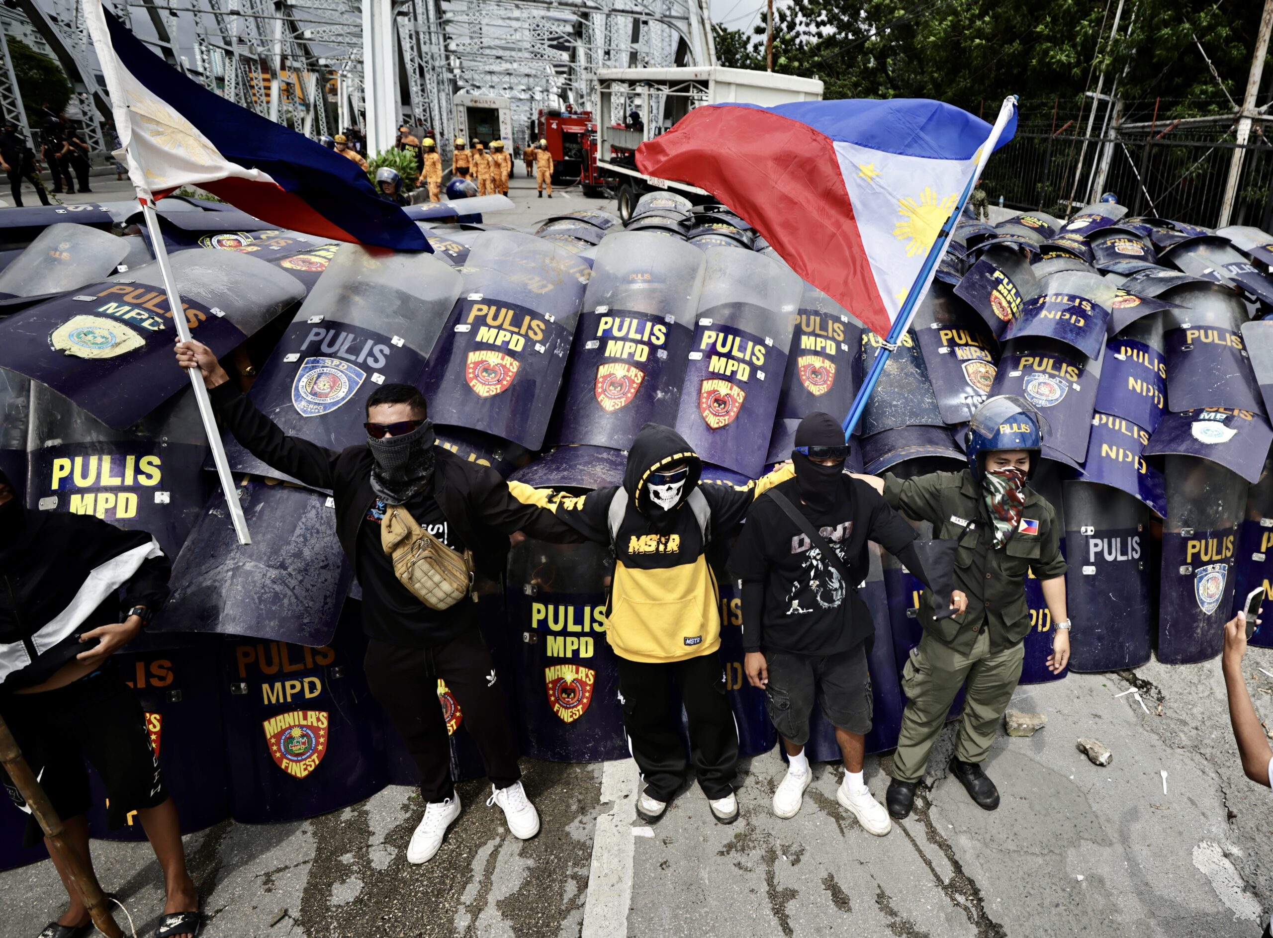 Filipinler’de hükümetin sel kontrol projeleri üzerinden yolsuzluk yaptığı iddiaları, on