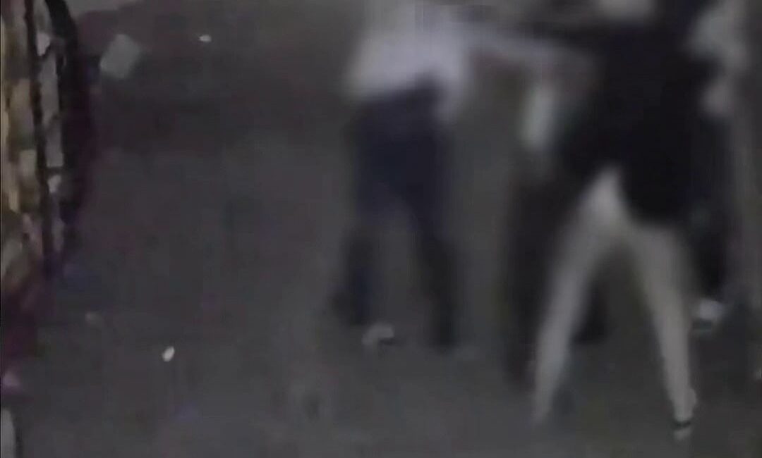 Döve döve bayılttılar, araya giren kızları da darbettiler! Sakarya'nın Karasu ilçesinde çıkan kavgada 2 kişinin saldırısına uğrayan genç, aldığı
