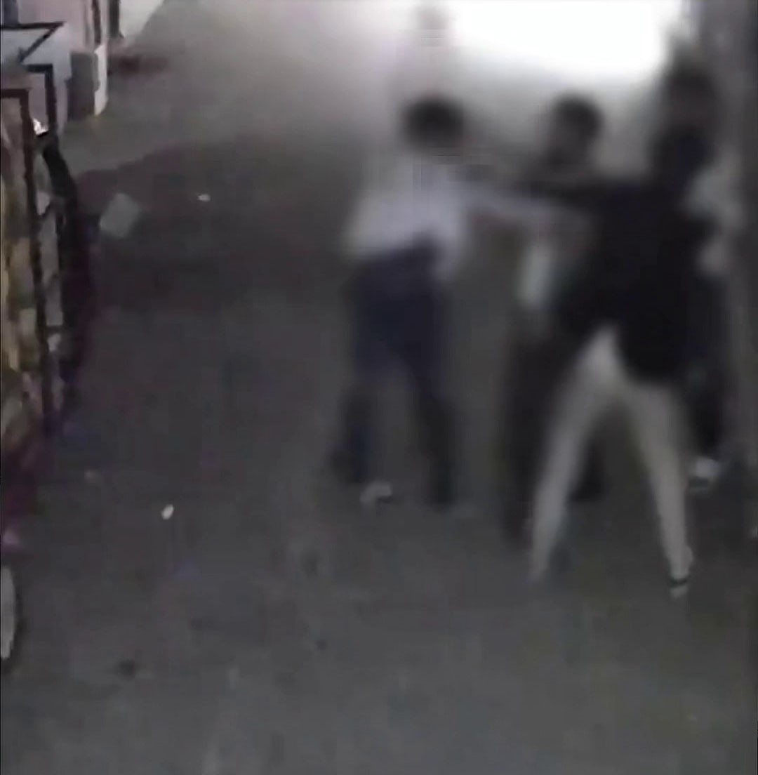 Sakarya'nın Karasu ilçesinde çıkan kavgada 2 kişinin saldırısına uğrayan genç, aldığı