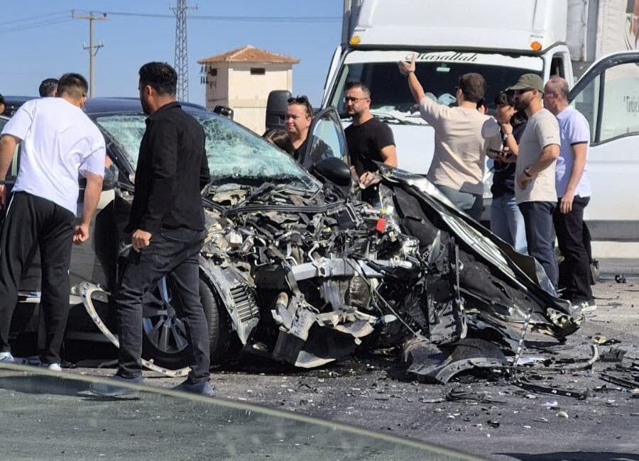 Eskişehir-Ankara kara yolunda otomobil ile kamyonetin çarpıştığı kazada 1'i ağır