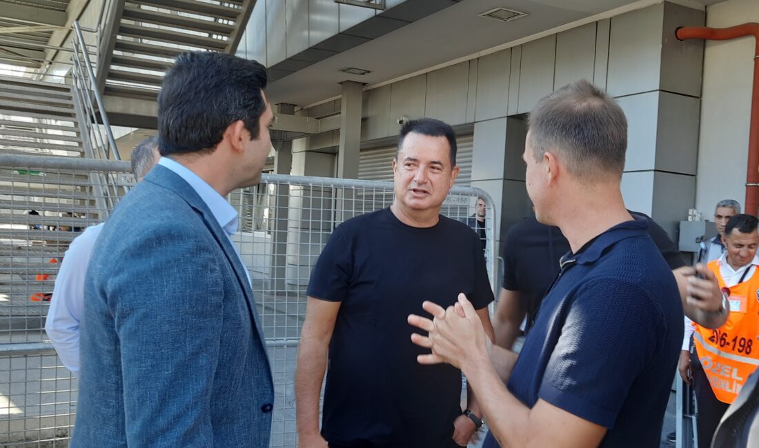  Fenerbahçe Olağanüstü Seçimli Genel Kurul Toplantısı'nda eski sporcuların yanı sıra ünlü