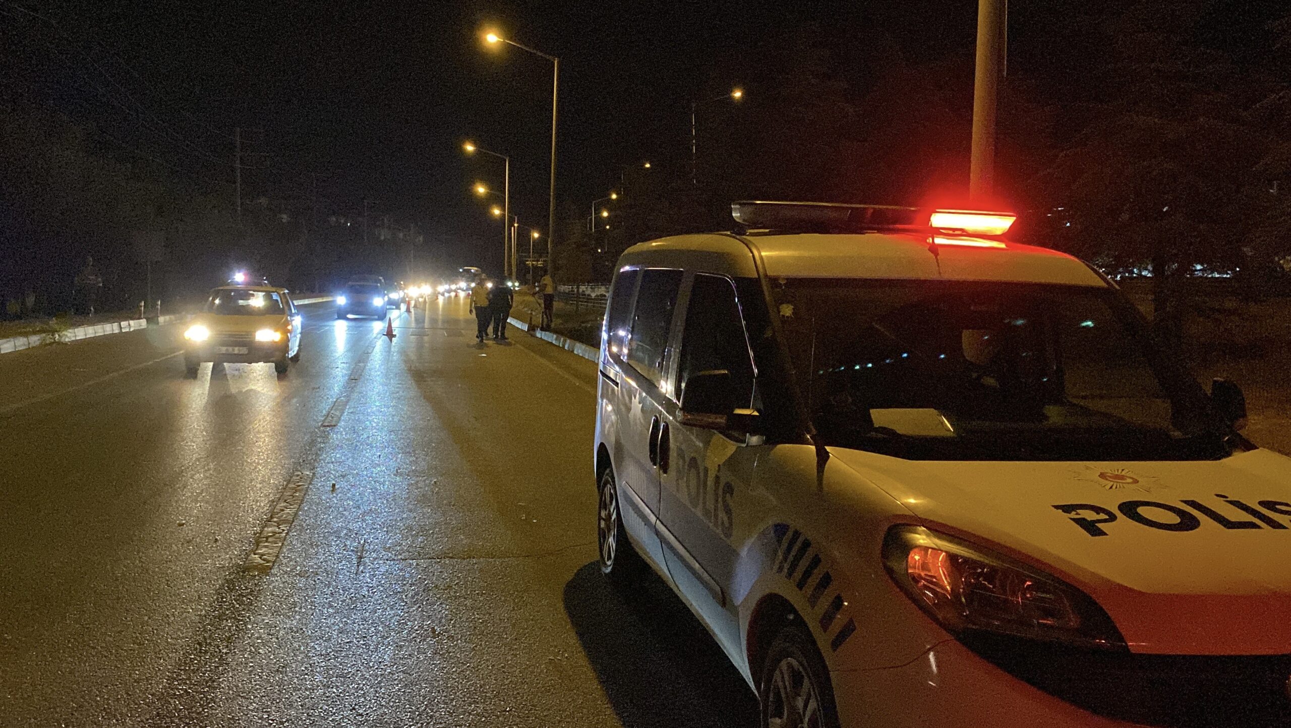 Burdur’da yaya geçidinden karşıya geçmeye çalışan bir kadın, otomobilin çarpması