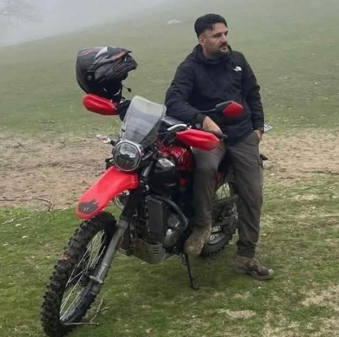 Kütahya'nın Gediz ilçesinde, motosikletiyle seyir halindeyken ters şeride giren karavanla